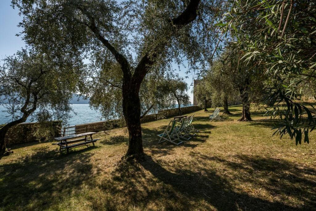 Oleandro Apartment Directly On The Lake Гарньяно Экстерьер фото